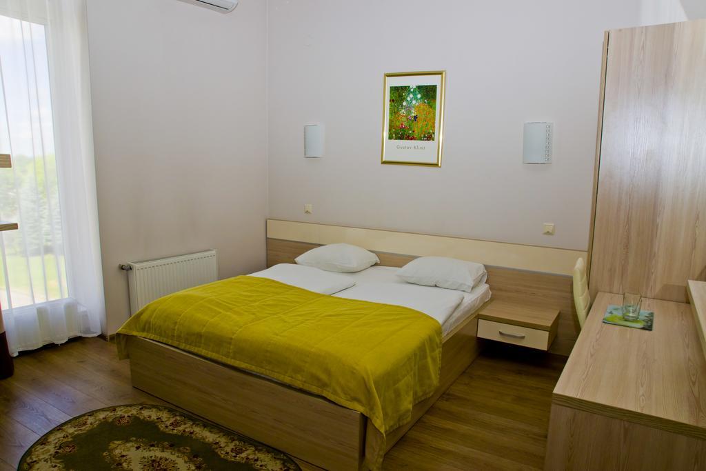 Hotel Merkuriy Lviv Exterior photo